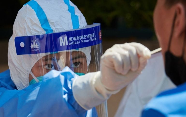 Portada: China registra doce nuevas muertes por coronavirus en Shanghái