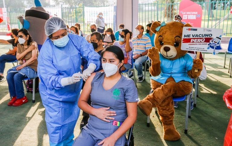 COVID-19: aplicación diaria de cuarta dosis en personal médico se redujo de 10 mil a 300