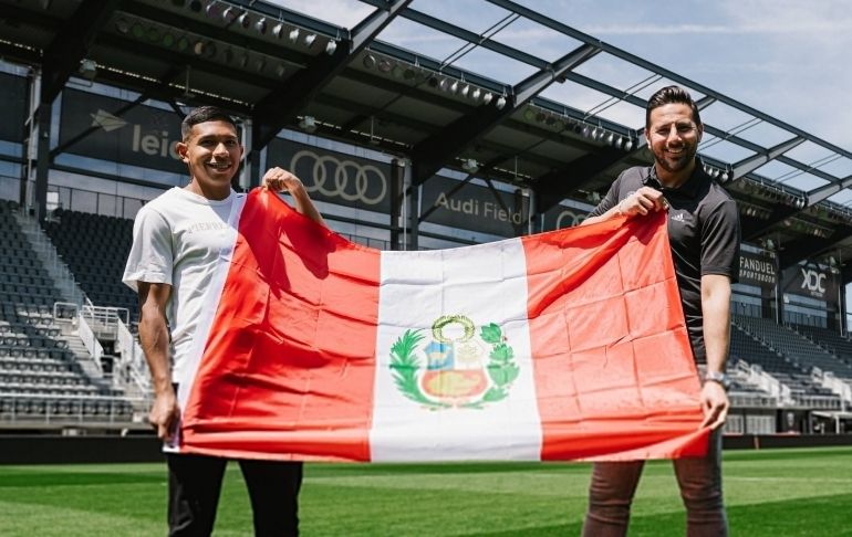 Claudio Pizarro se reencuentra con Edison Flores y posan con la bandera peruana