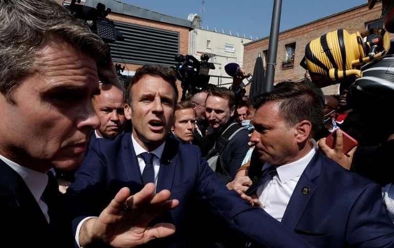 Emmanuel Macron: Lanzan tomates al presidente de Francia durante visita a un mercado