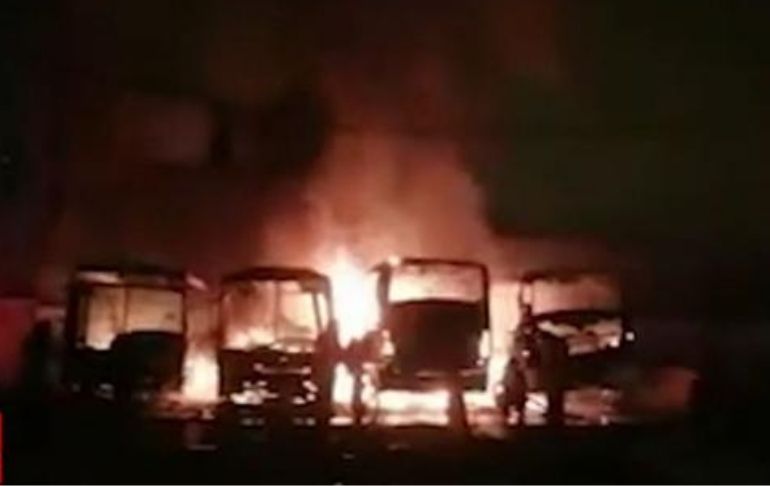 Chorrillos: cuatro buses se incendiaron dentro de una cochera