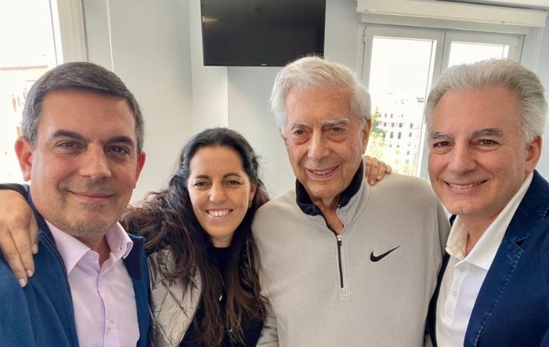 Portada: Mario Vargas Llosa salió de alta tras superar la COVID-19