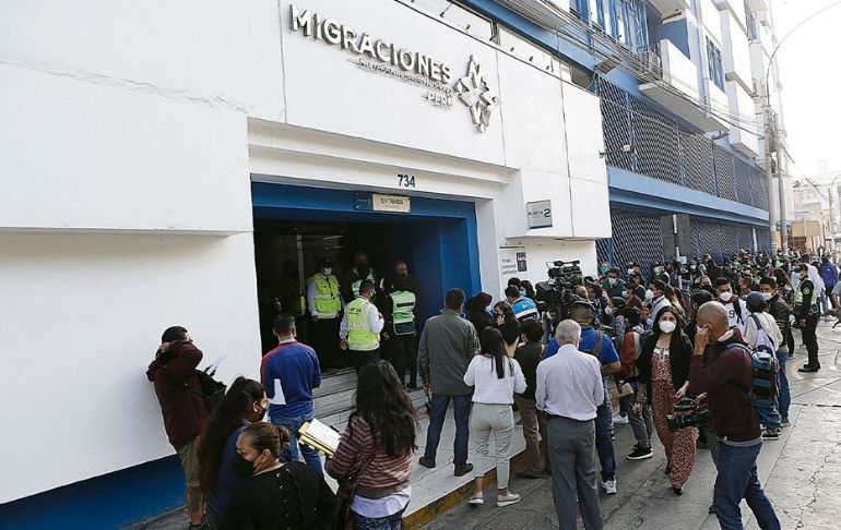 Portada: Migraciones sede Breña: personas siguen formando largas colas para obtener pasaporte