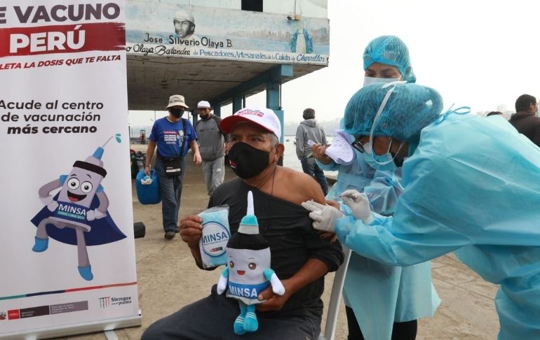 Portada: Minsa instaló un punto itinerante de vacunación COVID-19 en el Terminal Pesquero de Chorrillos