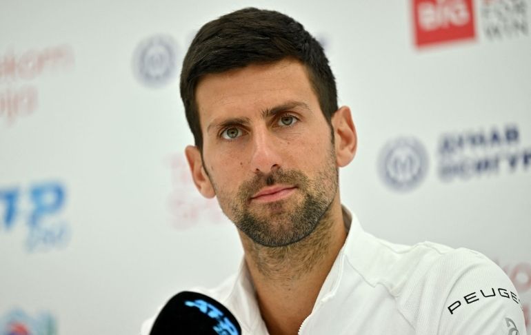 Novak Djokovic calificó de "locura" la exclusión de los tenistas rusos y bielorrusos de Wimbledon