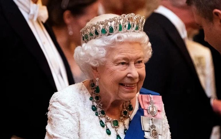 Portada: La reina Isabel II celebra sus 96 años en íntima ceremonia