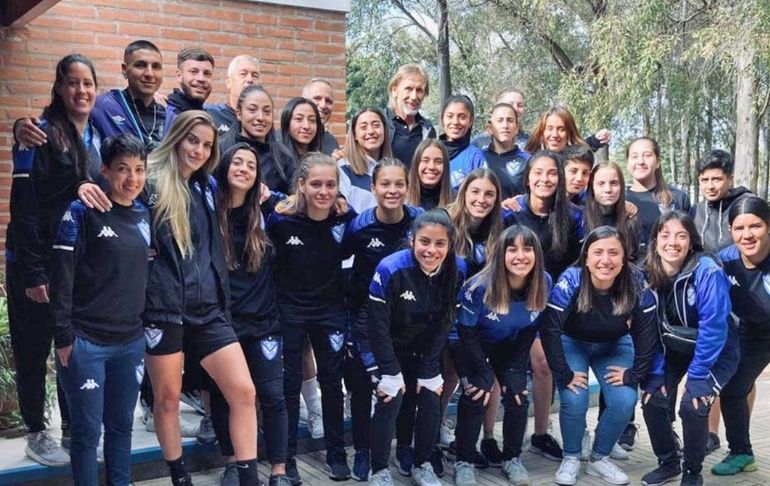 Portada: Argentina: Ricardo Gareca dictó charla a equipo femenino del Vélez Sarsfield