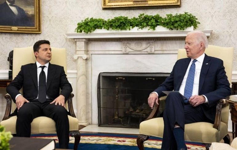 Zelenski pide a Biden que visite Ucrania para percibir los daños de la guerra