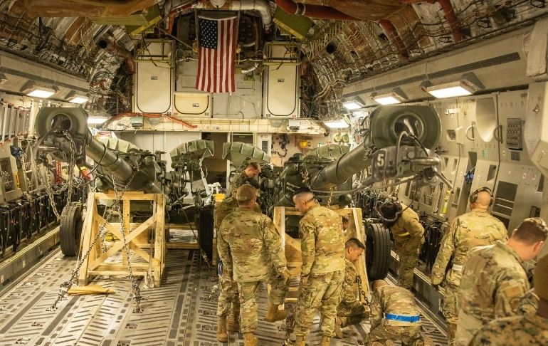 Portada: Estados Unidos entrena a militares ucranianos en el uso de cañones Howitzer