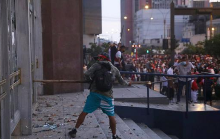 Centro de Lima: manifestantes destruyen frontis del Ministerio Público