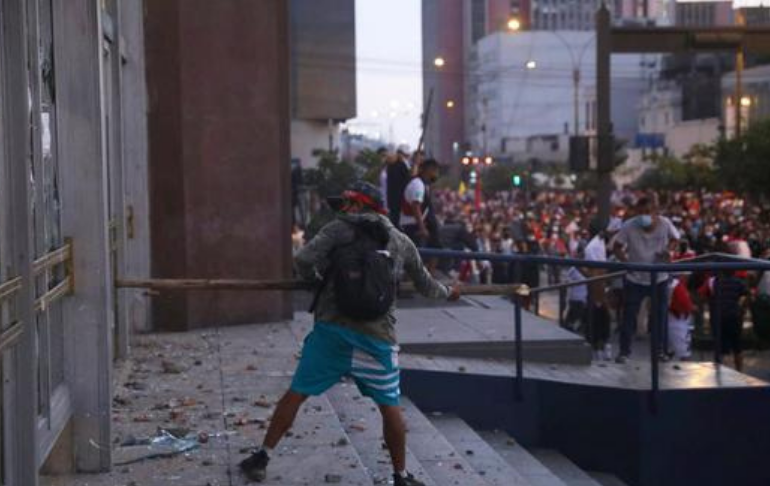 Portada: Centro de Lima: manifestantes destruyen frontis del Ministerio Público