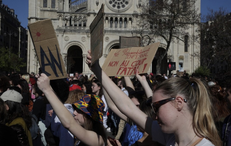 Francia: miles de personas salen a las calles contra la extrema derecha