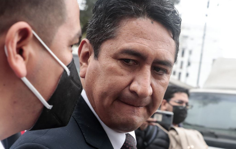 Vladimir Cerrón a Alfonso Chávarry: “Si respalda a su subordinado por violar la Constitución, no califica para ministro”