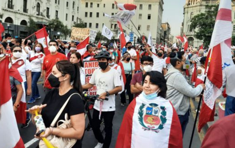 Portada: Ciudadanos marchan por el centro de Lima contra el Gobierno de Pedro Castillo