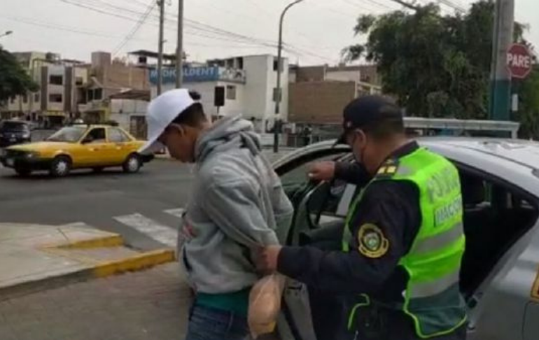 Ladrón se fue a comprar pan después de asaltar a una transeúnte en Surco