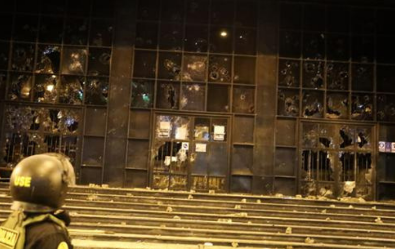 Corte Superior de Justicia de Lima: sujetos causaron destrozos en puertas y ventanas de local