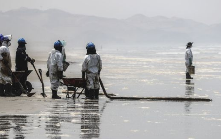 OEFA ordena a Repsol dejar de limpiar playas utilizando mezcla de arena impregnada con petróleo crudo