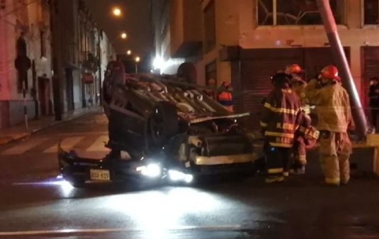 Cercado de Lima: dos personas resultan heridas en aparatoso accidente