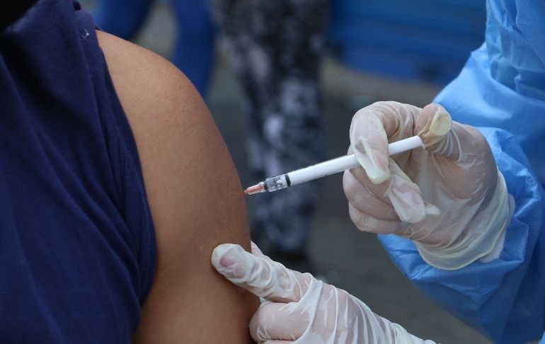 Portada: COVID-19: mayores de 50 años podrán recibir desde hoy la cuarta dosis de la vacuna