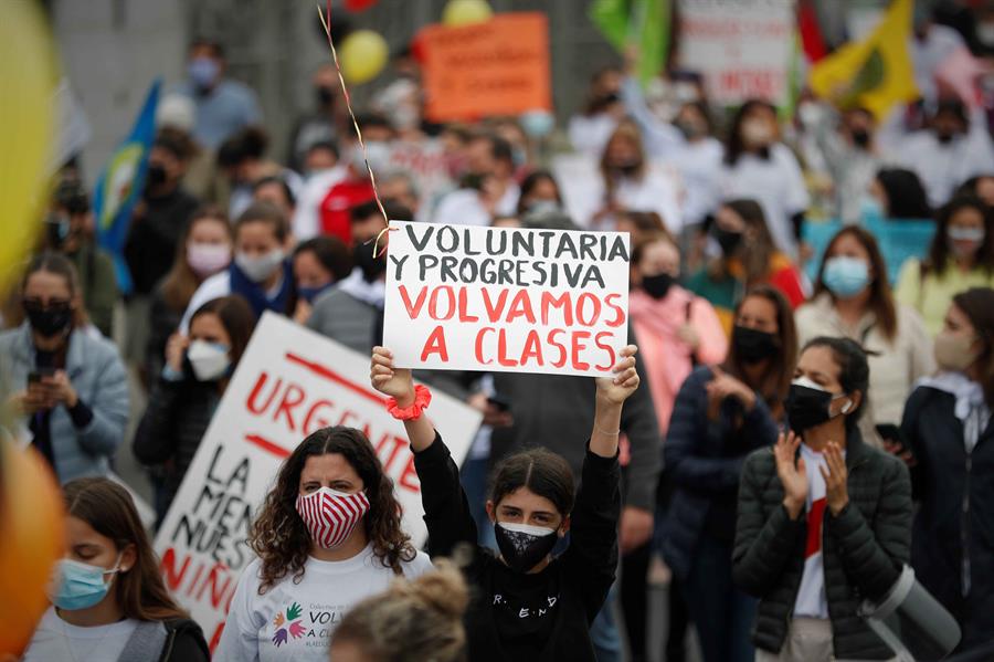 Más de 124 mil estudiantes peruanos dejaron el colegio en 2021 por la covid-19