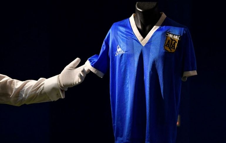 Diego Maradona: camiseta de la "Mano de Dios" se subastó por 8,4 millones de euros