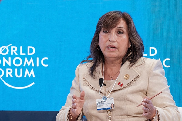 Dina Boluarte hace el ridículo en Foro Económico Mundial y culpa a la derecha por no dejar gobernar a Pedro Castillo