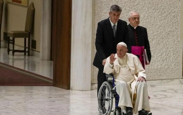 Papa Francisco aparece en silla de ruedas tras rotura de ligamento