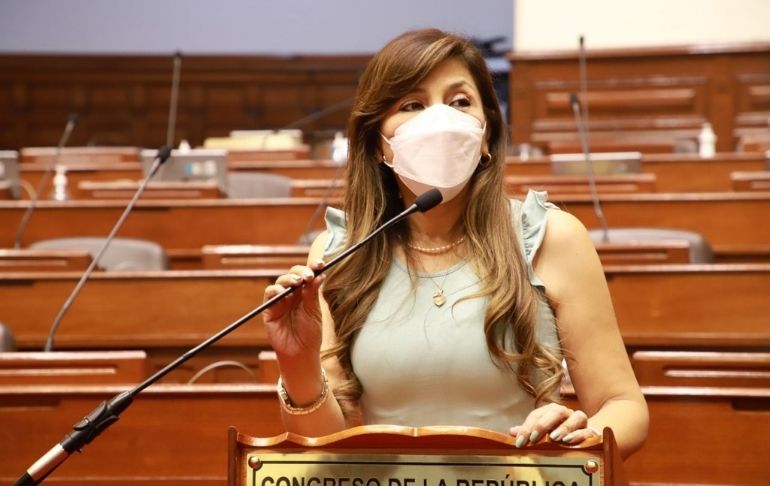 Lady Camones cuestiona a congresista Nieves Limachi por su propuesta para cambiar de color a la bandera del Perú