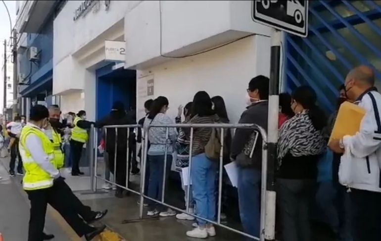 Migraciones: viajeros hacen largas colas para obtener el pasaporte