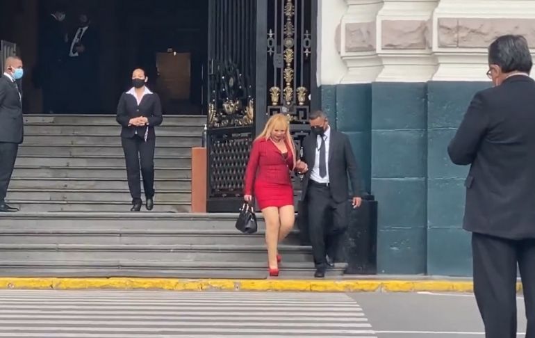 Susy Díaz fue ovacionada a su salida del Congreso y le gritan "ministra"