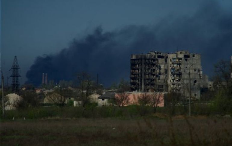 Portada: Ucrania: denuncian que Rusia volvió a atacar acería de Mariúpol tras evacuación