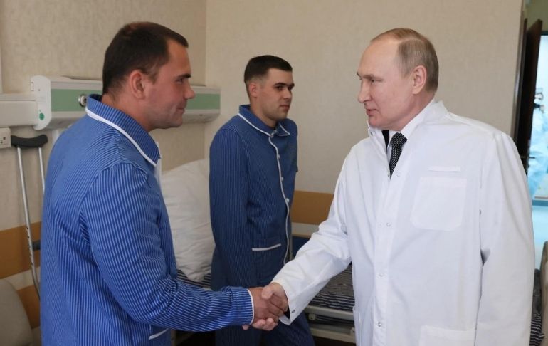 Portada: Vladimir Putin visita por primera vez a soldados rusos heridos en Ucrania