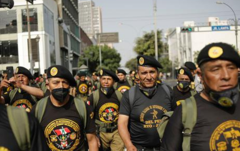 Reservistas marchan exigiendo beneficios para excombatientes del terrorismo y rechazan a Pedro Castillo