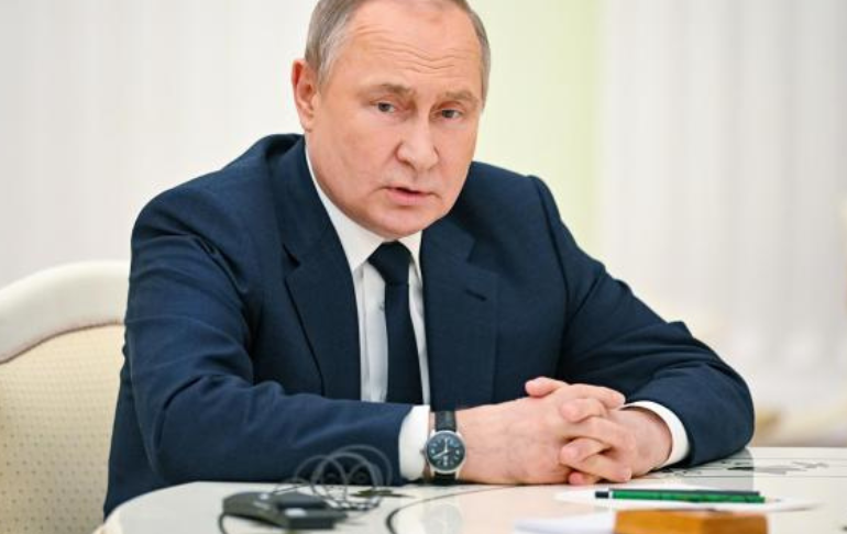 Vladimir Putin se someterá a una operación por un cáncer y entregaría el poder