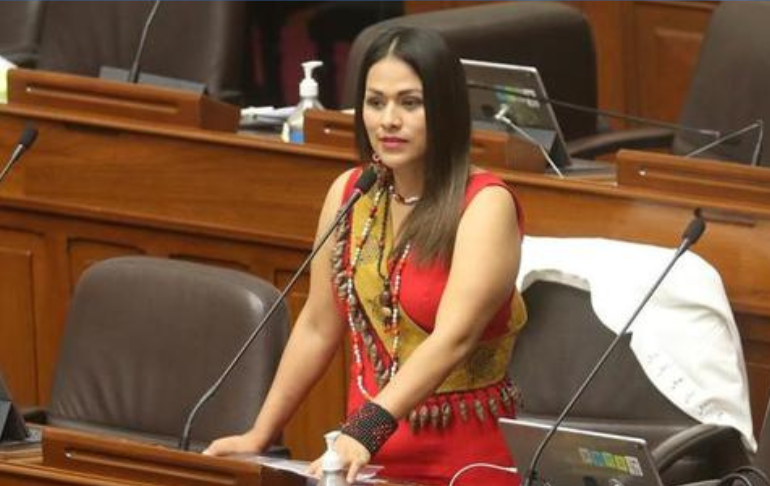 Silvana Robles: Lamento que algunos parlamentarios hayan deslizado la posibilidad de presentar una moción de vacancia