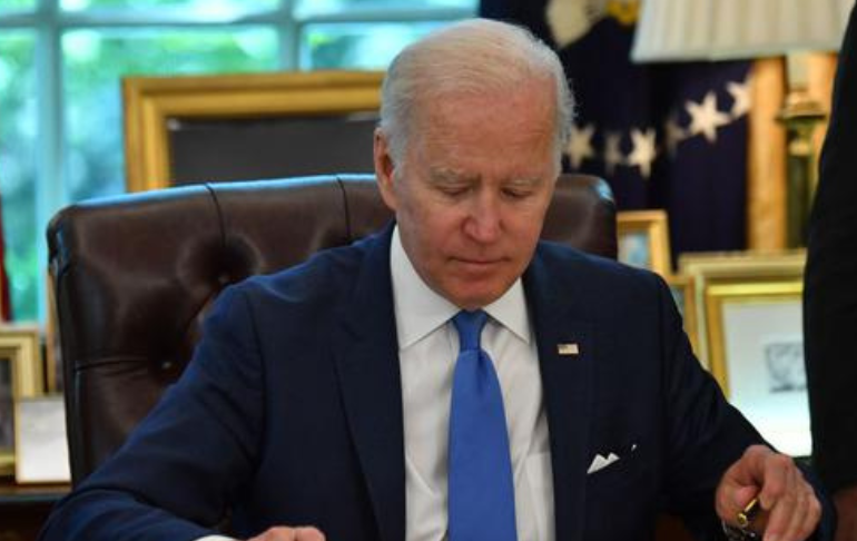 Joe Biden firma ley para agilizar la entrega de armas de Estados Unidos a Ucrania