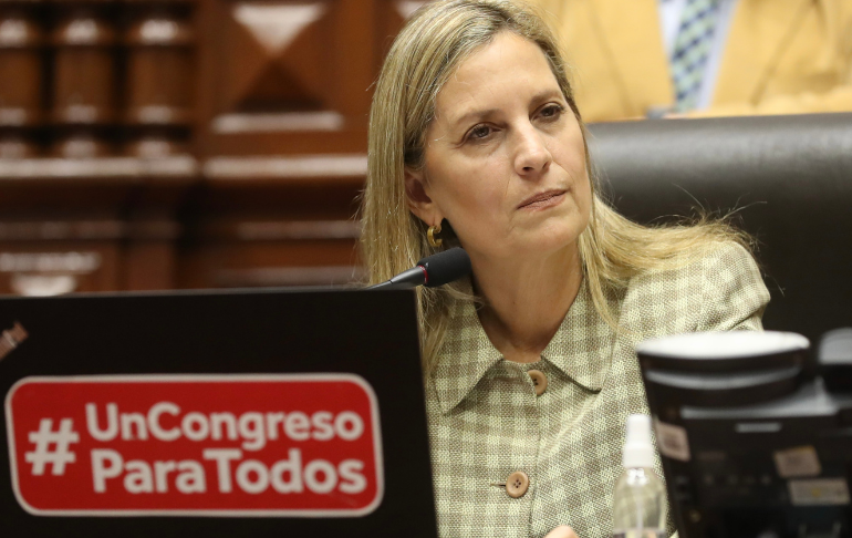 María del Carmen Alva se compromete a plantear ante portavoces el acceso de periodistas al Congreso