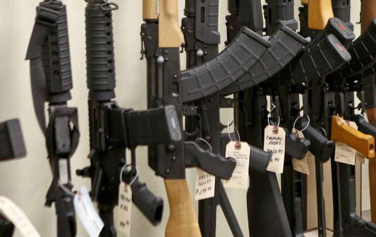 Nueva York prohíbe venta de armas semiautomáticas a menores de 21 años