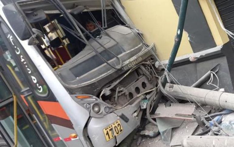Portada: Miraflores: bus se estrella contra pared de vivienda y se reportan heridos