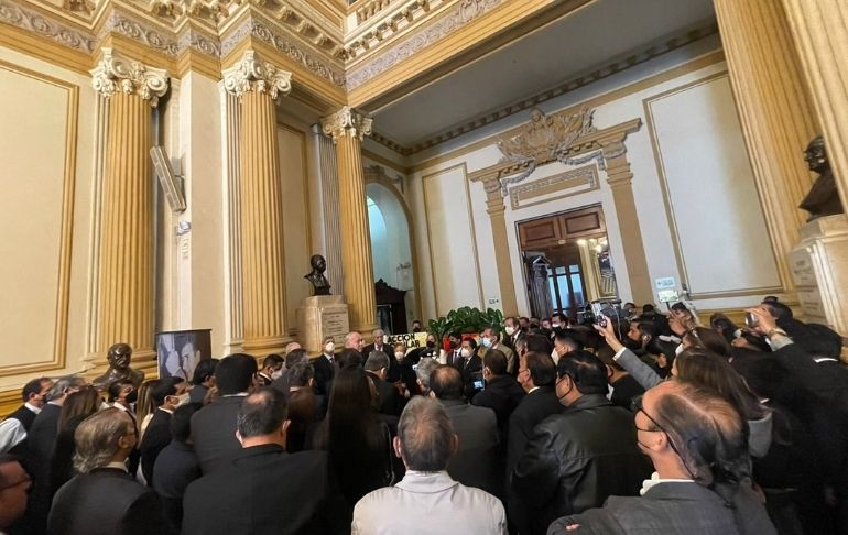 Congreso prohíbe acceso a periodistas a Hall de los Pasos Perdidos, pero sí permite ceremonia de Acción Popular