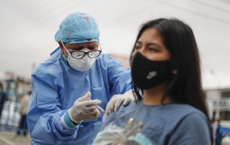 COVID-19: Acortan a 3 meses el plazo para aplicación de tercera dosis en adolescentes entre 12 y 17 años