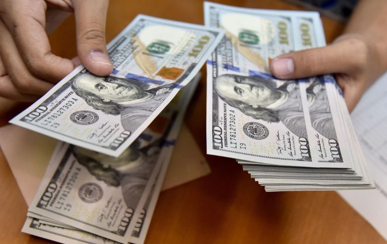 Portada: Dólar cierra al alza este lunes por encima de los S/ 3.70