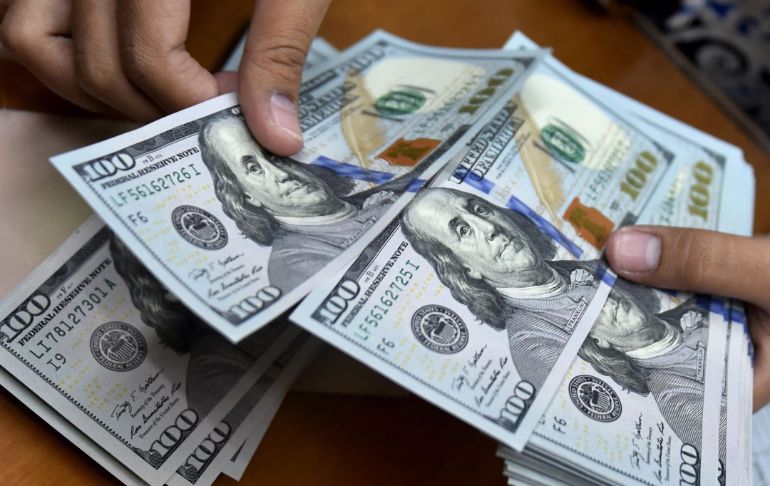 Dólar cierra este martes por debajo de los S/ 3.73