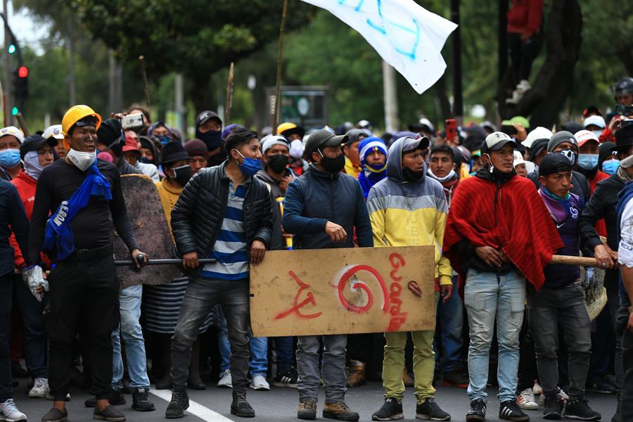 Ecuador: al menos 15 mil manifestantes participan en marcha indígena que busca llegar al Ejecutivo