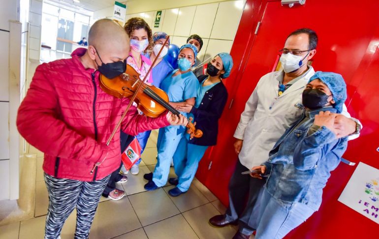 Portada: INSN San Borja: menor de 15 años toca su violín para celebra alta médica tras superar la leucemia
