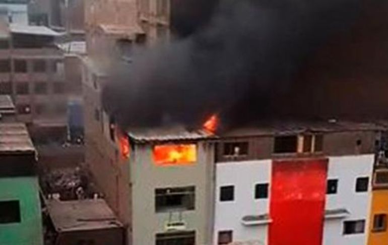 Portada: Gamarra: incendio arrasa con último piso de edificio en emporio comercial