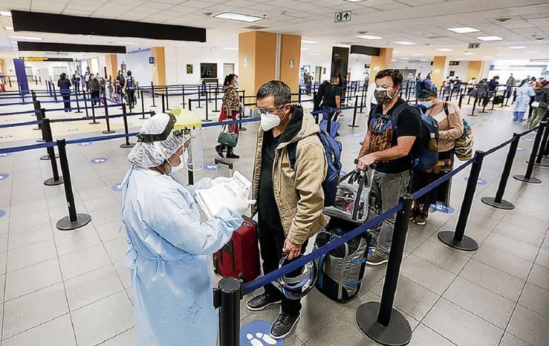Mincetur anuncia que se eliminará el metro de distancia social obligatorio en los aeropuertos