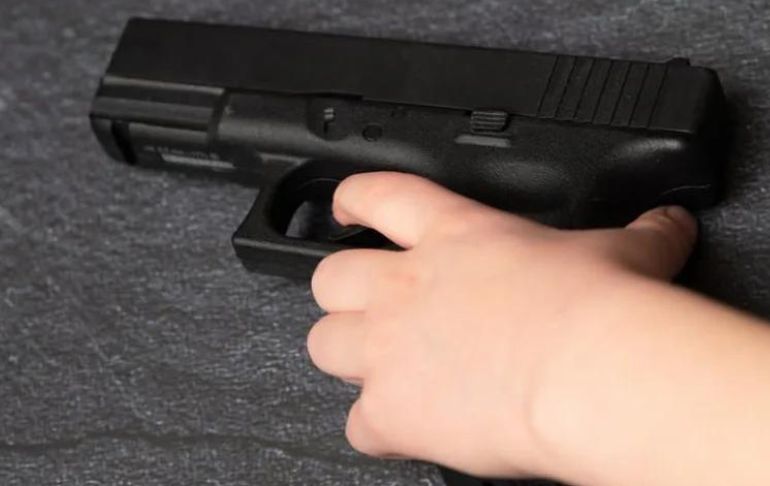 Estados Unidos: niño de ocho años mata a una bebé mientras jugaba con arma de su padre