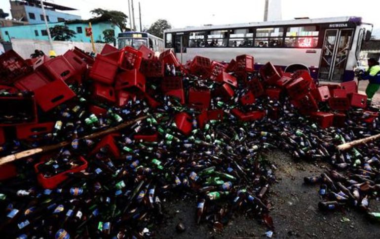 Rímac: 2 mil cajas de cerveza cayeron de camión en plena Av. Prolongación Tacna