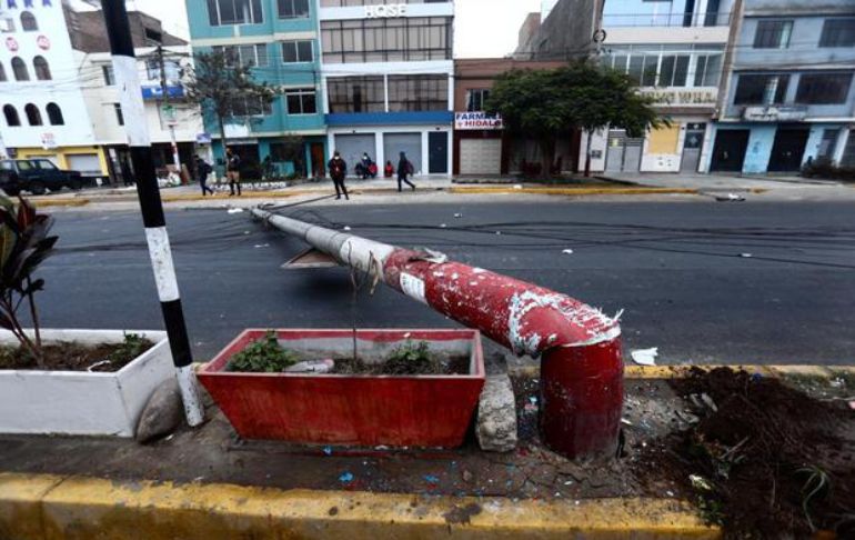 San Martín de Porres: coaster choca contra poste y provoca la caída de otros dos en Av. Habich